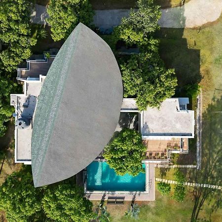 The Leaf By Stayvista - An Enchanting Escape Offering A Pool, Terrace, Lush Lawn, Contemporary Interiors, And Indoor Games อลีบาก ภายนอก รูปภาพ
