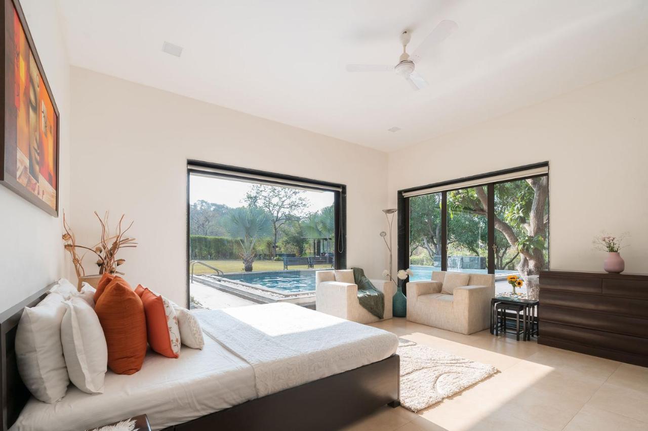 The Leaf By Stayvista - An Enchanting Escape Offering A Pool, Terrace, Lush Lawn, Contemporary Interiors, And Indoor Games อลีบาก ภายนอก รูปภาพ