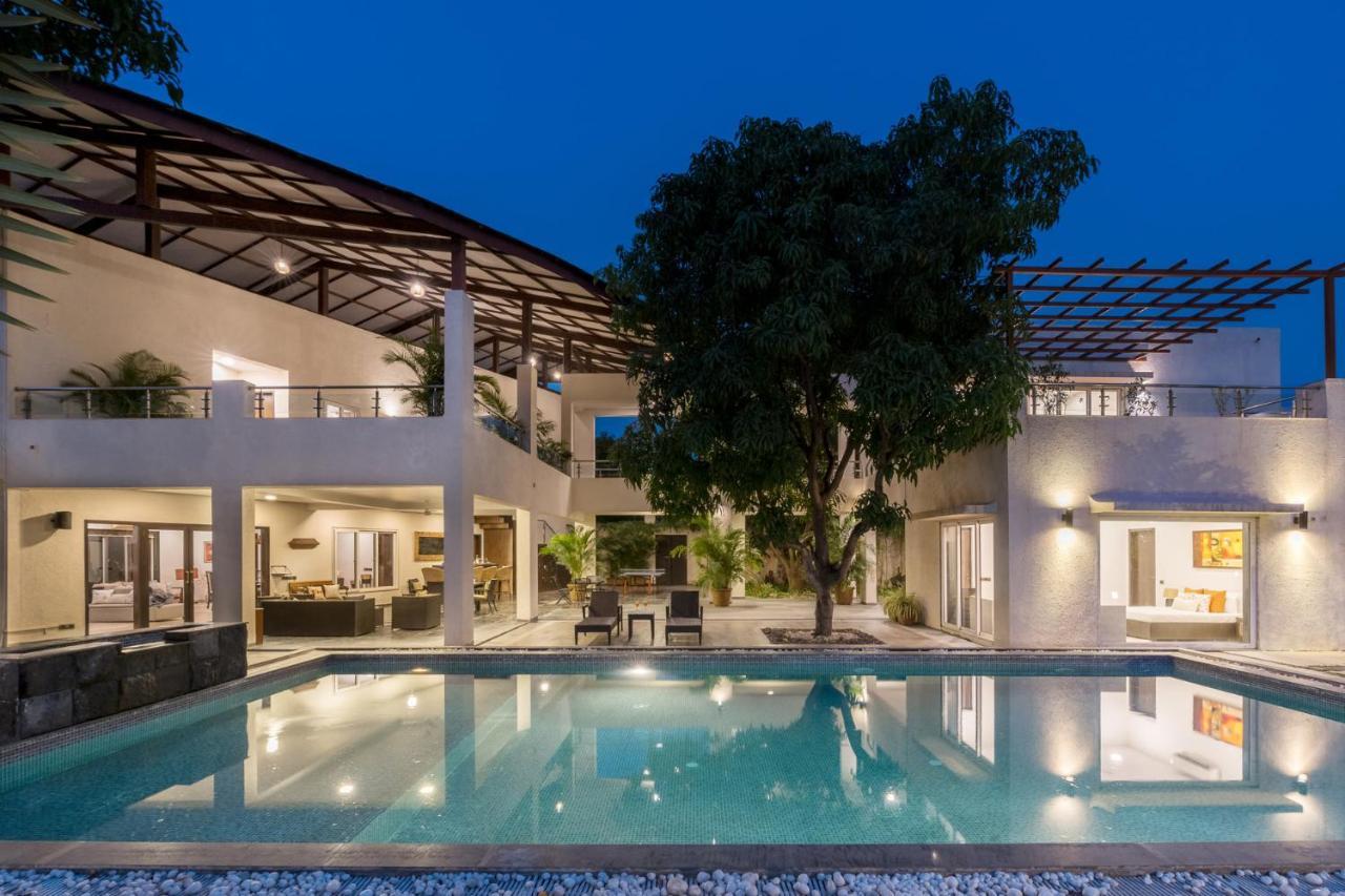 The Leaf By Stayvista - An Enchanting Escape Offering A Pool, Terrace, Lush Lawn, Contemporary Interiors, And Indoor Games อลีบาก ภายนอก รูปภาพ