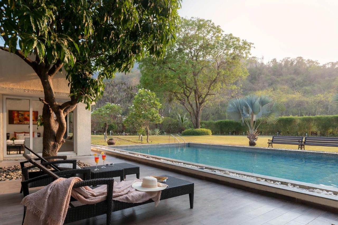 The Leaf By Stayvista - An Enchanting Escape Offering A Pool, Terrace, Lush Lawn, Contemporary Interiors, And Indoor Games อลีบาก ภายนอก รูปภาพ