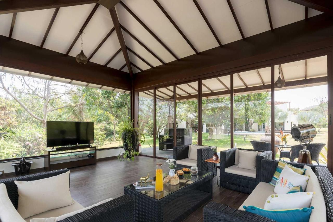 The Leaf By Stayvista - An Enchanting Escape Offering A Pool, Terrace, Lush Lawn, Contemporary Interiors, And Indoor Games อลีบาก ภายนอก รูปภาพ