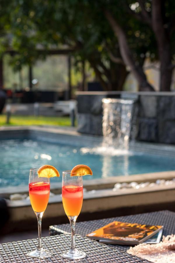 The Leaf By Stayvista - An Enchanting Escape Offering A Pool, Terrace, Lush Lawn, Contemporary Interiors, And Indoor Games อลีบาก ภายนอก รูปภาพ