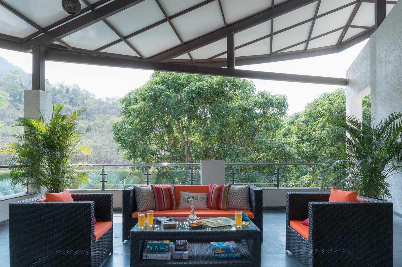 The Leaf By Stayvista - An Enchanting Escape Offering A Pool, Terrace, Lush Lawn, Contemporary Interiors, And Indoor Games อลีบาก ภายนอก รูปภาพ