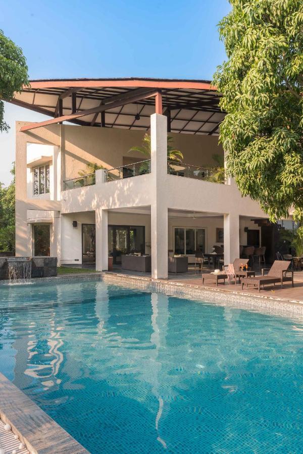 The Leaf By Stayvista - An Enchanting Escape Offering A Pool, Terrace, Lush Lawn, Contemporary Interiors, And Indoor Games อลีบาก ภายนอก รูปภาพ